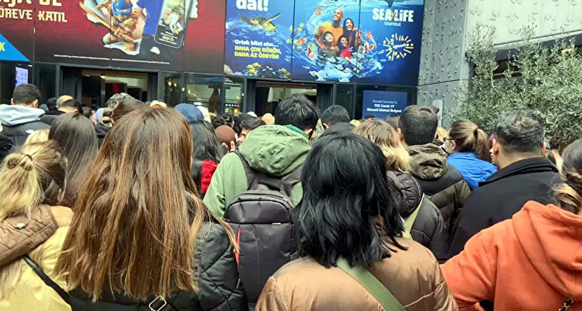 İstanbul'da birçok alışveriş mağazasında "muhteşem cuma" indirimleri nedeniyle izdiham yaşandı.<br>