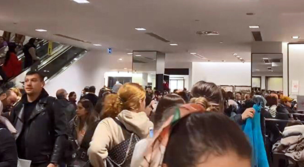 Alışveriş yapmak için indirimleri takip ettiğini belirten bir kişi ise "İndirim aslında olması gereken, indirimleri takip etmek zorunda kalıyoruz, insanları bu hale getiren sistem. Sırayı bekliyorum, mecbur sıra bitecek. 20 dakikadır bekliyorum, bir 20 dakika daha beklerim, yapacak bir şey yok" şeklinde konuştu. <br><br>