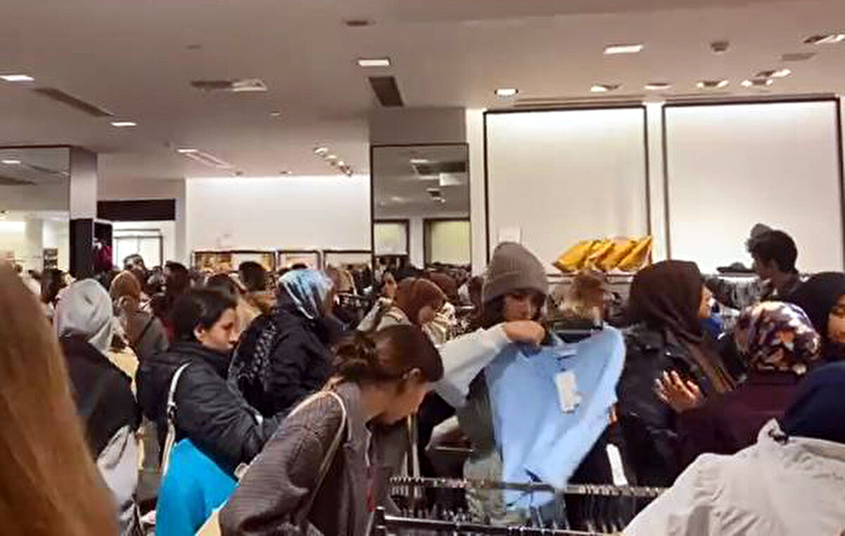 Kalabalıktan dolayı stantlardaki ürünler yerlere saçıldı, yoğunlukla mücadele etmeye çalışan mağaza çalışanlarının ise zor anlar yaşadığı görüldü.<br><br>