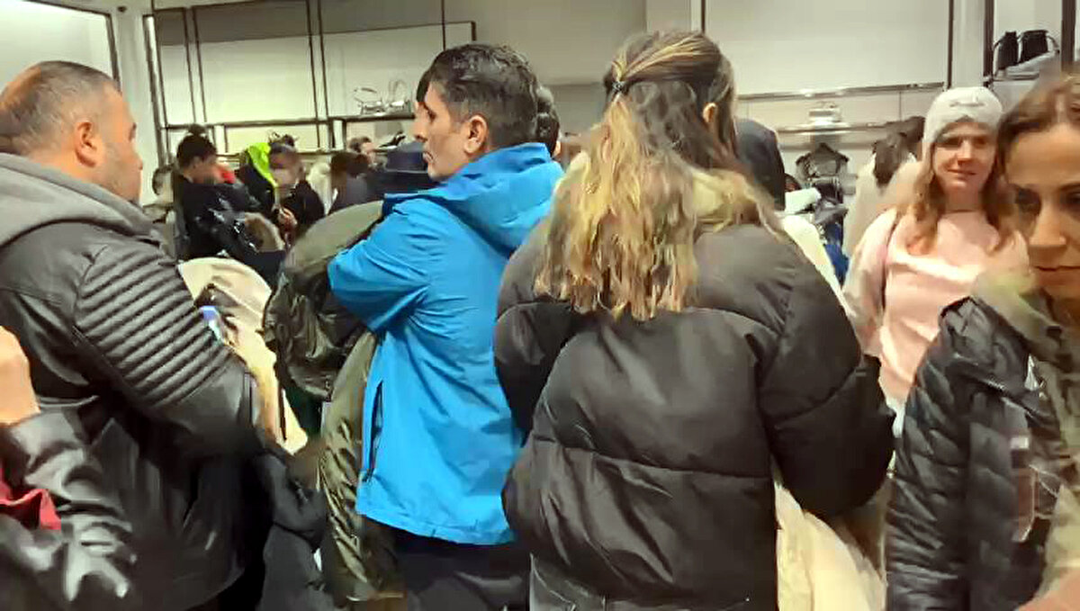 İndirimden habersiz geldiğini belirten bir kadın, "İndirim var da öyle çok da büyük bir indirim göremedim. Sanki bedava veriliyor. Şaşırdım, içeriye giremedim. Haberim de yoktu bu indirimlerden" dedi.<br><br>