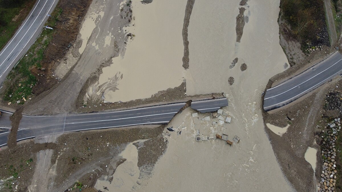 Kentte 27 Haziran’da selde yıkılan ‘Kozcağız-1’ köprüsünün yerine, 300 metre aşağısına yapılan 200 metre uzunluğundaki servis yolu ise dün gece ırmak suyundaki yükselmeyle çöktü.<br><br>