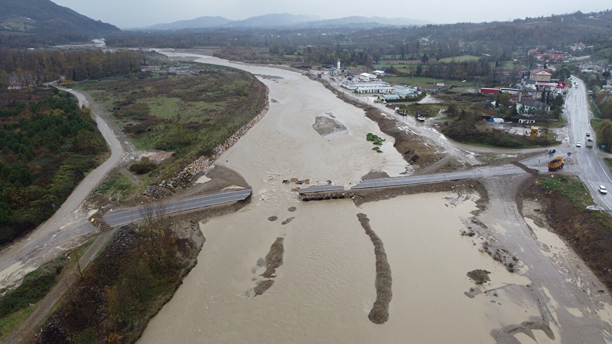 Karayolları ekipleri, şeritler çekerek, yolu araç ve yaya trafiğe kapattı.<br><br>