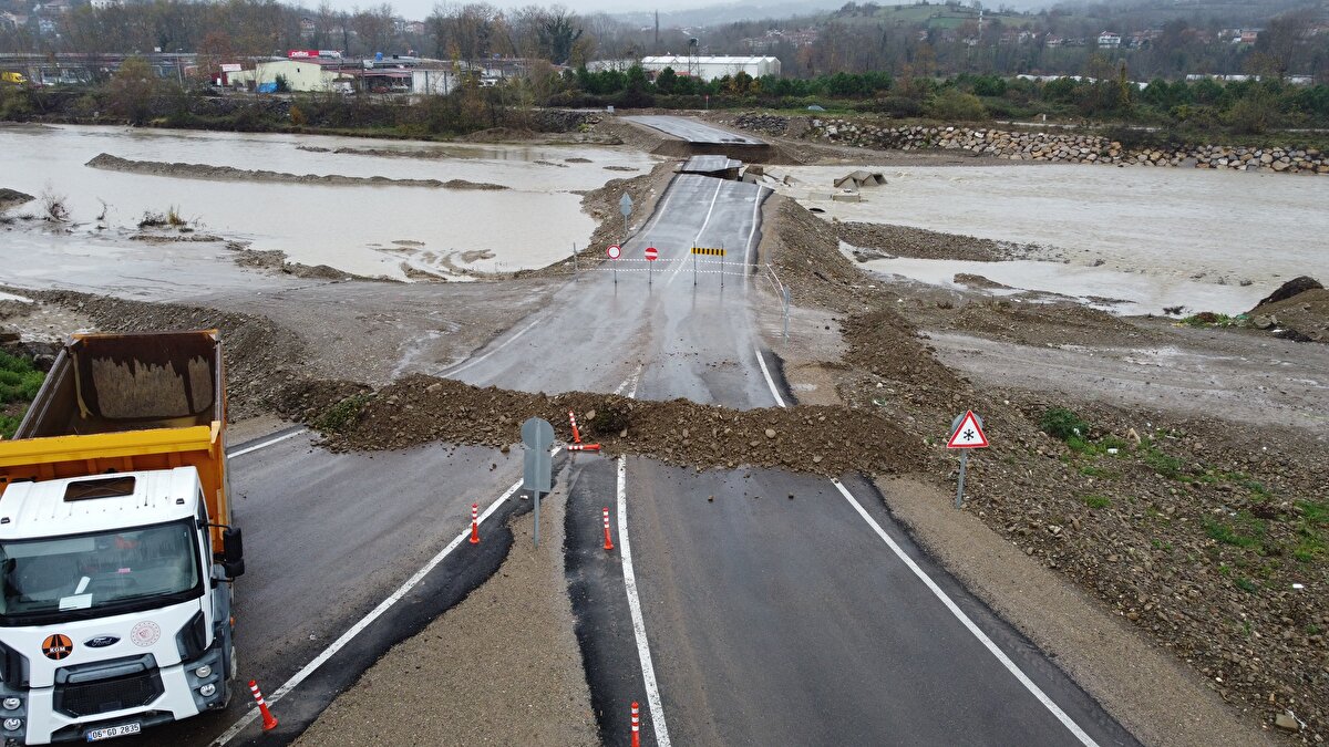 Yolun altına yapılan menfezlerin de selde devrildiği görüldü.<br><br>