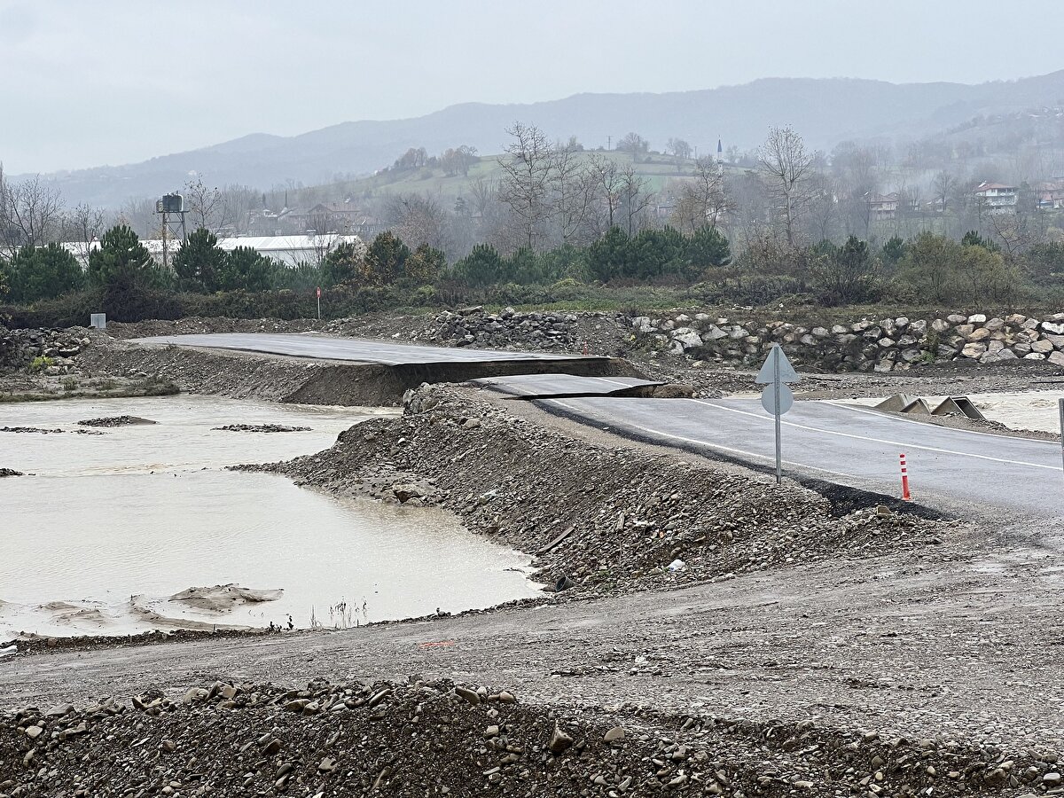 Karayolları ekipleri, yağışın sona ermesinin ardından yolun yeniden yapılacağını belirtti. Taşkın nedeniyle çöken servis yolu, havadan dron ile görüntülendi.<br><br>