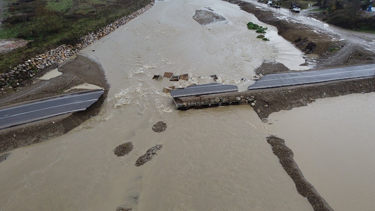 Bartın Kozcağız-Çaycuma Perşembe beldelerine ulaşımı sağlayan servis yolunun trafiğe kapanmasının ardından sürücüler, alternatif yollara yönlendirildi.<br><br>
