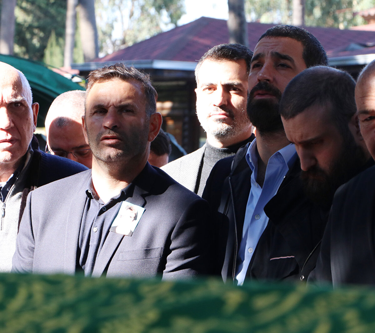 Cenaze törenine spor ve siyaset camiadan çok sayıda kişi katılarak Terim'i acı gününde yalnız bırakmadı.