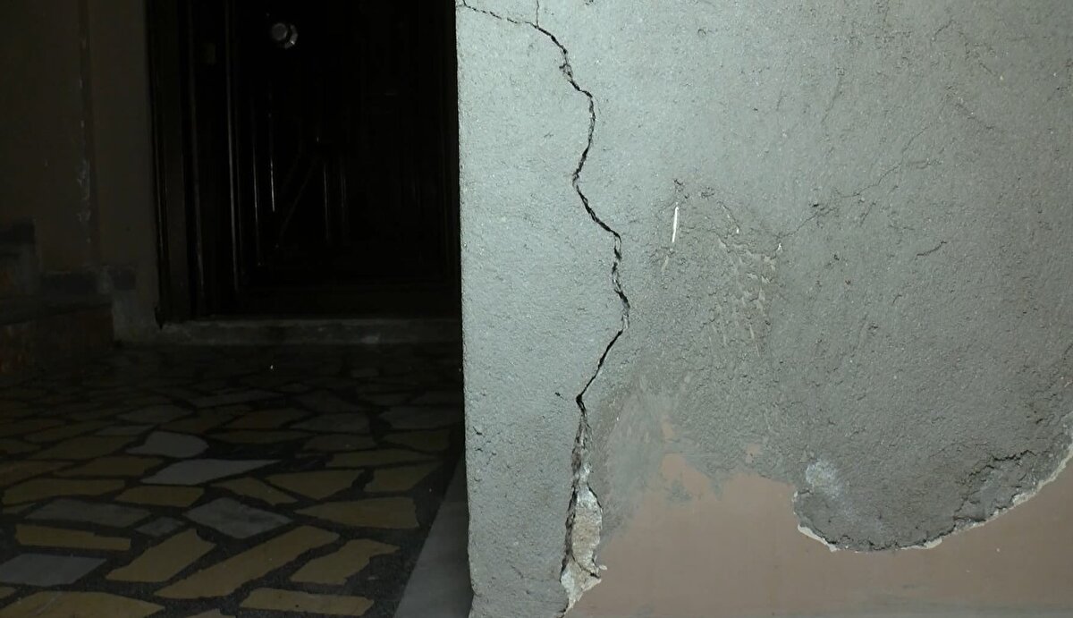 "BU BÖLGEDE 20 BİN KİŞİ DEPREMİ BEKLEMEKTEDİR" <br>Riskli binada yaşayan İmar Mağdurları Platformu Başkan Yardımcısı Vedat Oktay,  "Efendim bizim buranın depremden sonra 2005 yılında var olan imarları durduruldu. Bu bölge Dr. Sadık Ahmet Caddesi'nin alt kısmı oluyor.17 senedir buranın imarı yok, yani binaları yıkıp yeniden yapma ve kentsel dönüşüm olanağı yok. Bu bölgede de 5 bin hane yaşamaktadır, 4 ile çarptığınız zaman 20 bin kişi ediyor. 20 bin kişi şu anda depremi beklemektedir. Şu anda denildiği gibi 6 şiddetinde bir deprem olsa, ben burada hiçbir binanın ayakta kalacağını düşünmüyorum. Yaşayan insanların yani 20 bin kişinin can güvenliği yoktur. İmara sunuldu ama maalesef teklif imardan geri döndü. Şu anda tekrar imarda beklemektedir" şeklimde konuştu.  