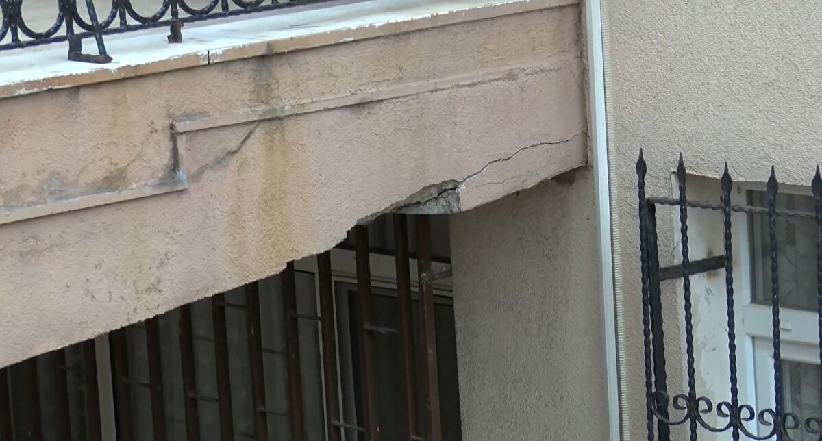 "GİDECEK BİR YERİMİZ OLMADIĞI İÇİN HALA BURADAYIZ" <br>Riskli binada oturan Mekiye Şimşek, "Korku içindeyiz, tedirginiz ve dört gün önce Düzce'de yaşanan depremi bizler de burada hissettik ve hala korkuyoruz. Çocuklarımızla birlikle büyük bir sarsıntı ile uyandık ve gidecek bir yerimiz olmadığı için hala buradayız ve korkuyoruz. Kendi mülkiyetimiz olduğu içine bırakıp nereye gideceğiz. Ayrı bir eve taşınmayı düşünüyoruz ama altından kalkamıyoruz. 20 senedir burada yaşıyoruz gerçekten çok tedirginiz. Bize de imkanlar verilmesini istiyoruz, imar verilip kentsel dönüşüme gidilmesini istiyoruz. Maalesef uyuyamıyoruz ve çocuklarımız da korkuyor. Düzce depremi gecesi ben ve çocuklar panikle uyandık. Şu an ben ve çocuklar her gece salonda bir arada uyuyoruz" dedi. 