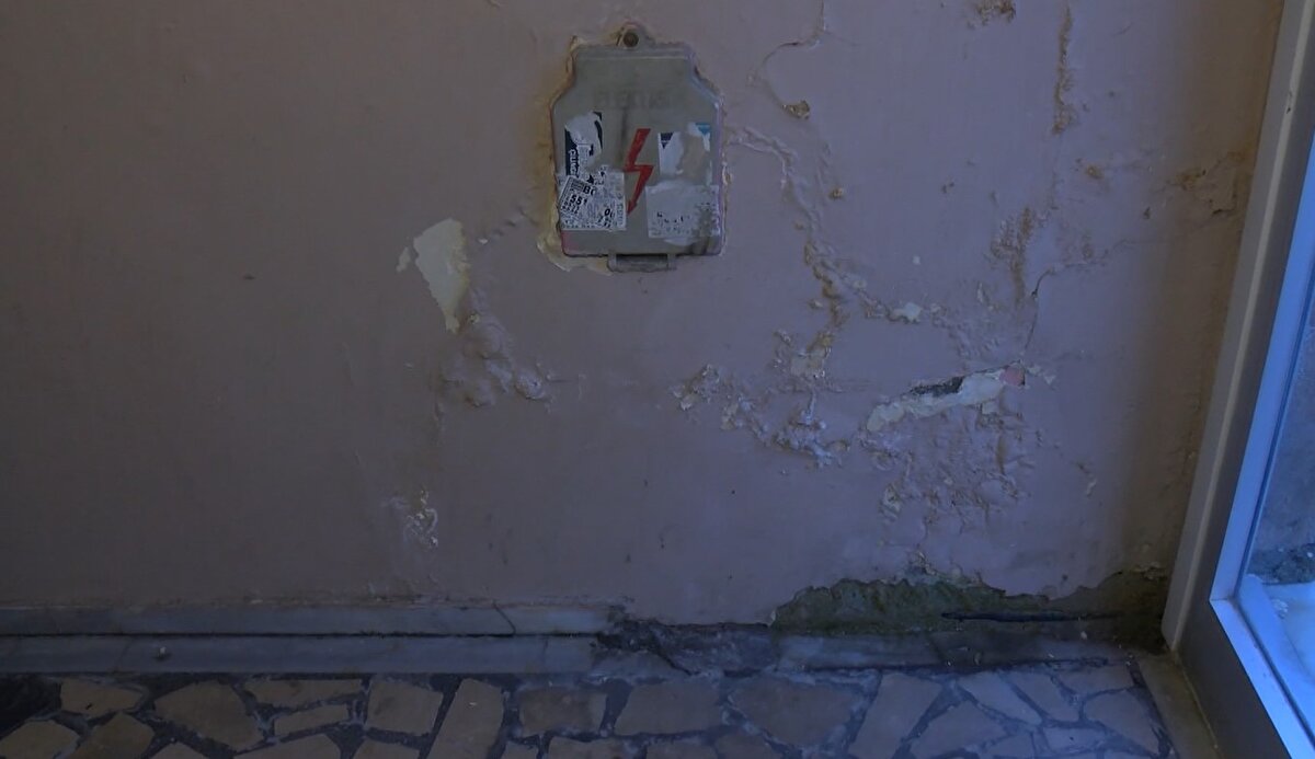 "KORKUYORUZ AMA BAŞKA ŞANSIMIZ VAR MI?" <br>Yine aynı binada yaşayan ev sahibi Guri Özdemir, "10 yıldan fazladır burada yaşıyoruz. Bina 10 yıldır bu halde tapu ve iskanımız var, her şeyimiz var ama yapılmasına müsaade edilmiyor. Elbet korkuyoruz ama ne yapalım başka şansımız var mı? Ben başka bir yere de gitmek istemiyorum burası hakikaten güzel bir yer" diye konuştu.  