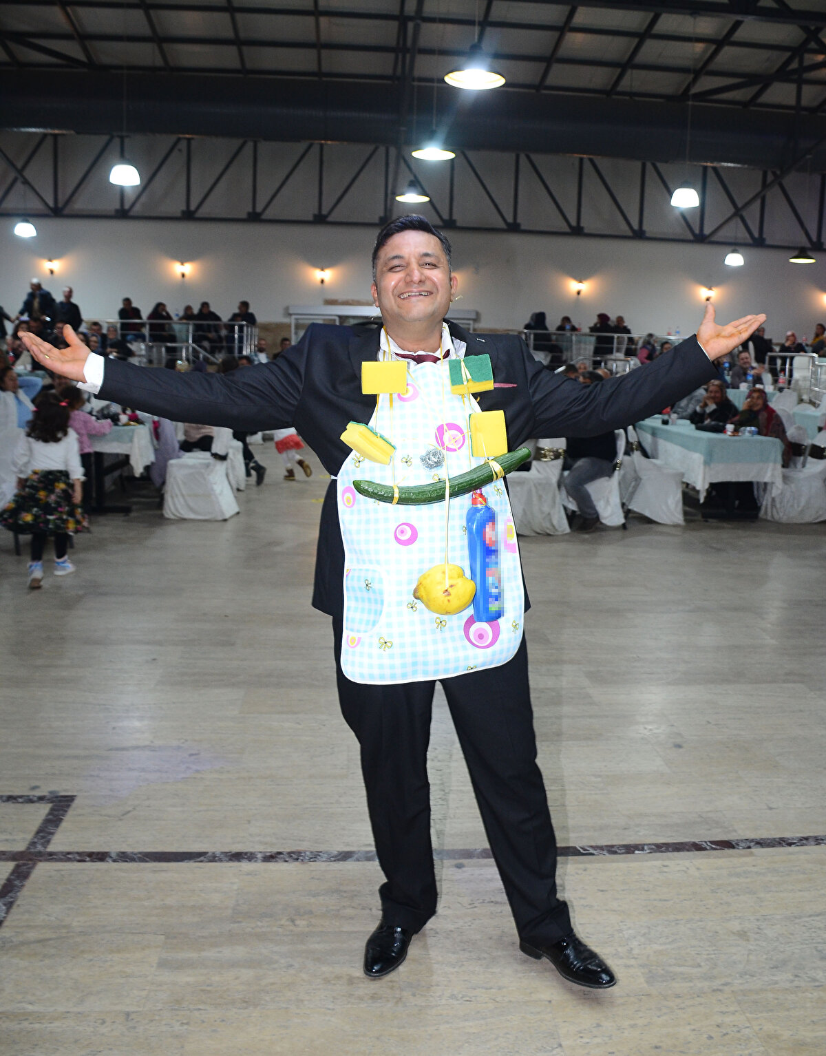 Arkadaşları daha sonra da bulaşık deterjanı, bulaşık süngeri, salatalık ve ayvayı kurdeleyle Ömür Ünal'ın boynuna taktı. 