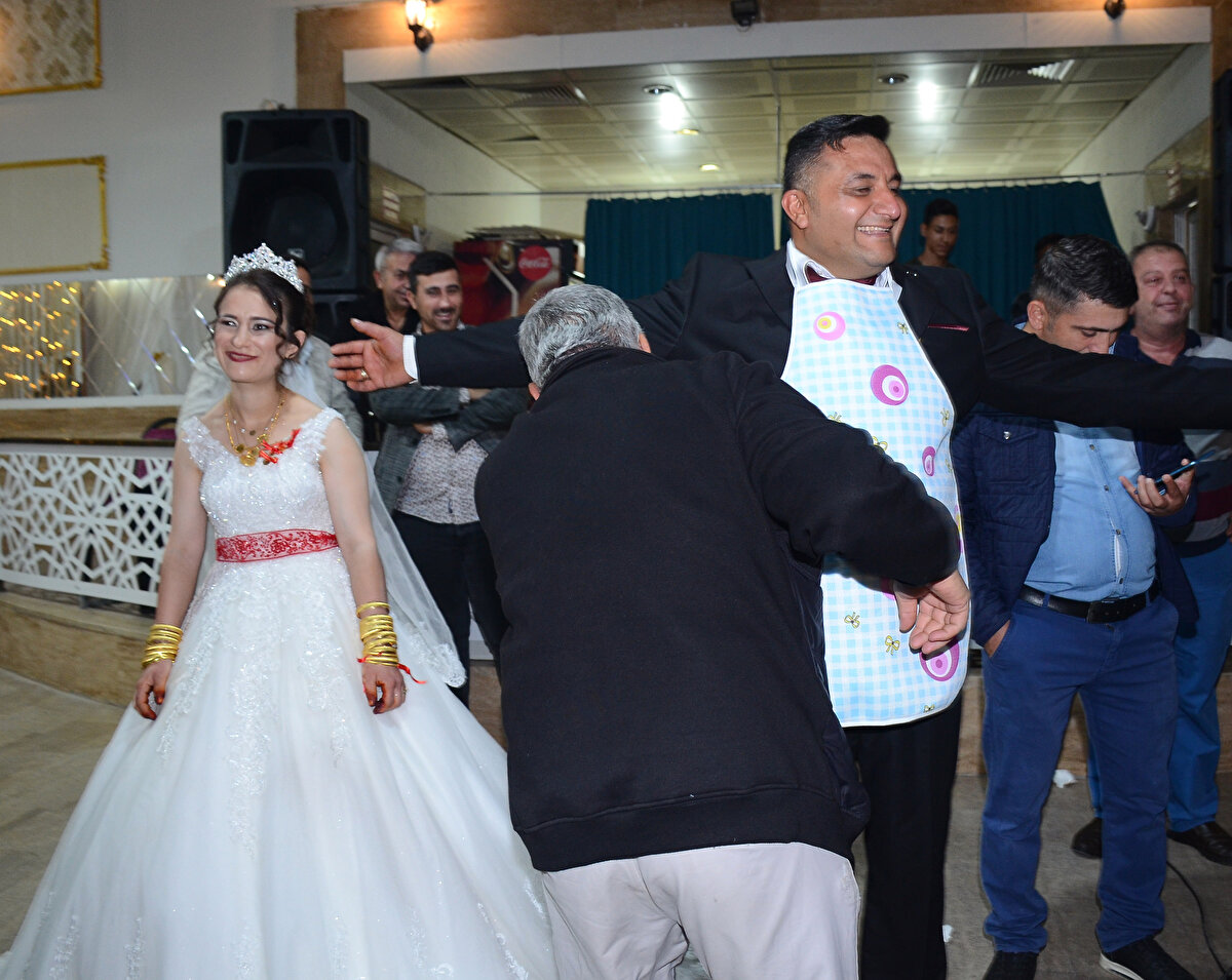 Katılımcıları güldüren takı töreninin ardından damat arkadaşlarıyla birlikte oynadı.