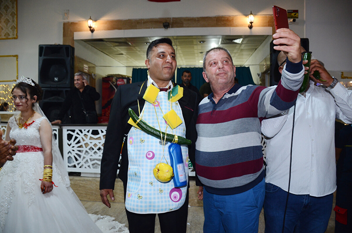 Düğünde takı töreninde arkadaşları damada sürpriz yaptı. Takı merasiminin başlamasıyla 'Tamam Aşkım' şarkısı eşliğinde tek tek anons edilen damadın arkadaşları önce oynadı, ardından da yanlarında getirdikleri önlüğü Ömür Ünal'a giydirdi. 