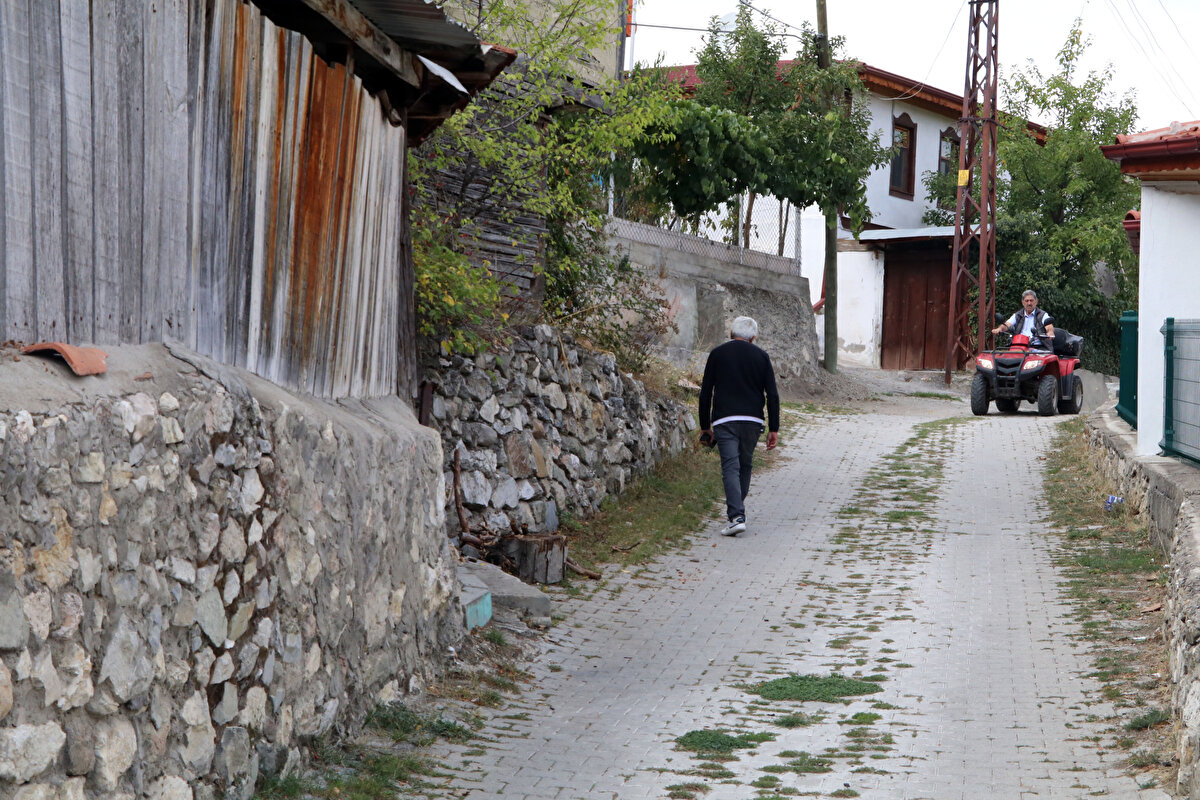 Havva Davut da İstanbul'da yaşadığını, yaz aylarını Bayramören'de geçirdiğini dile getirdi.<br><br>Yazları Bayramören'in çok güzel olduğunun altını çizen Davut, "Burada hayat güzel, evimizle, bahçemizle uğraşıyoruz. Burası sağlıklı ama büyükşehirde kışın daha rahat oluyor, burada ısınma problemi oluyor." diye konuştu.