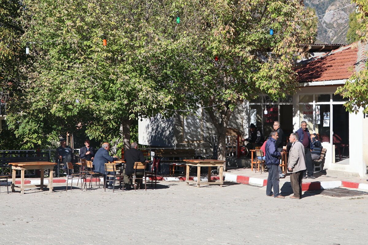 Kastamonu sınırında, etrafı dağlar ve ormanlarla çevrili ilçede yaz aylarında nüfus artıyor. Türkiye genelinde Bayramören kütüğüne kayıtlı 24 bin 292 kişi bulunuyor.<br><br>İlçede ceviz üretimi ön plana çıkarken, cevizli çörek de ilçenin önemli lezzetleri arasında yer alıyor.