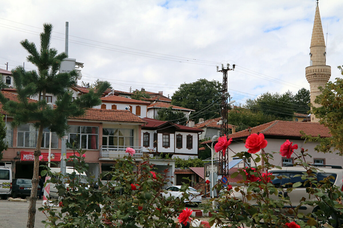 Daha güzel hizmet verebilmek için ilçe nüfusunun artırılmasını hedeflediklerini dile getiren Muratoğlu, hemşehrilerine ikametlerini Bayramören'e aldırmaları çağrısında bulundu.
