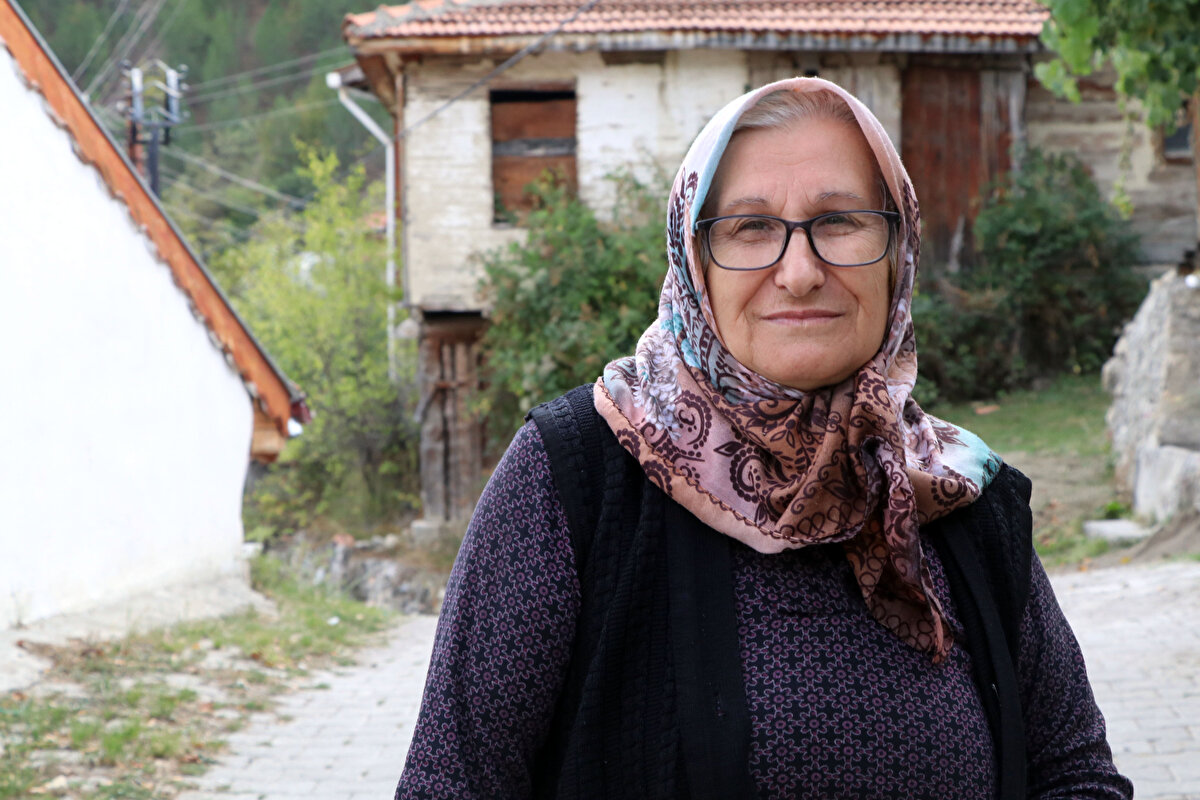 İlçenin genellikle yaşlı nüfusa sahip olduğunu belirten Pamukçuoğlu, "Burada temiz hava alıyorum, seviyorum burayı. Yazın nüfus artar, bizim gibi emeklilerin çoğu gelir, burada evine bakar, havasını alır, bahçesiyle ilgilenir." dedi.