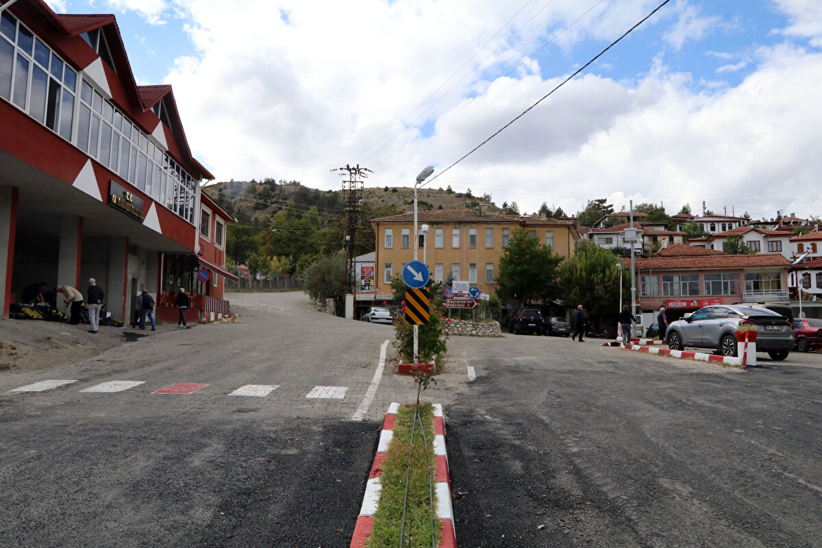 İlçede uluslararası yamaç paraşütü şampiyonası düzenlendiğine dikkati çeken Muratoğlu, "İlçemizdeki pistlerin yarışmacılar tarafından çok beğenildiği, dünya çapında, Türkiye'de de öncelikli, en güzel uçuş yerlerinden olduğu söyleniyor." ifadesini kullandı.<br>