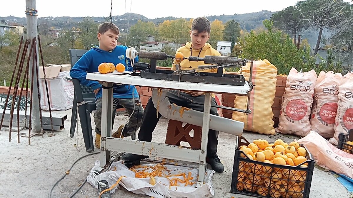 "Beş altı kişinin soyacağı hurmayı bir günde soyabiliyor"<br><br>Baba Recep Gödek de sorunu gören ve buna çözüm üreten çocuklarıyla gurur duyduğunu ifade etti.<br><br>Trabzon hurması soyarken zorlandıklarını, çocuklarından gelen fikri değerli bularak destek verdiğini anlatan Gödek, şunları kaydetti:<br><br>"Gençlerin böyle şeyleri düşünmesi, yeni icatlara yol açacağı için çocuklarımın her dediğini dikkate aldım, onları dinledim. Beraberce anlaşarak bu makineyi ürettik. Olanaklarımız bu kadardı, böyle bir makine oldu. Daha da iyi makineleri yapabileceğimizi düşünüyoruz ama biz sanayici değiliz. Biz bunu parça parça, sağda solda üreterek birleştirdik ve bu ürün ortaya çıktı. Gayet güzel oldu. Ürün beş altı kişinin soyacağı hurmayı bir günde soyabiliyor."