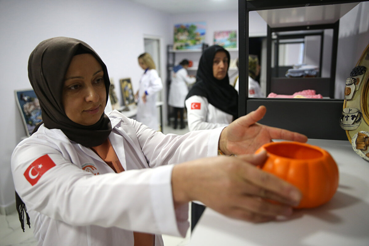 Kadınların çabasıyla üretimde başarı sağladıklarını vurgulayan Eyyüpkoca, şunları kaydetti:<br><br>"Bizler başlangıçta 7 kadın kardeşimizi bir araya getirdik. Şu an 10 hanımefendiyle bu işi yürütüyoruz. Kadınlarımız üreterek hem ülke hem ev hem de ilçe ekonomisine katkıda bulunuyor. Kadınlarımız hem üretecek hem de sosyalleşecekler. Baktığımızda istiridye mantarında arzın talebi karşılamadığını gördük. Pazarla ilgili bir sıkıntımız da yok, ürettiğinizi anında satabiliyorsunuz."