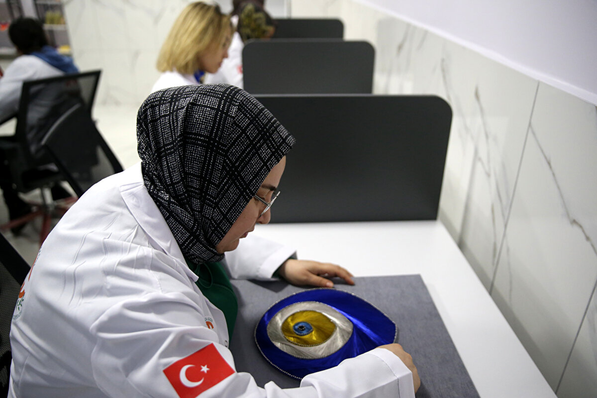 Kooperatif üyesi Hatice Sarı, daha önce ev kadını olduğunu belirterek, bir işte çalışma hayalini gerçekleştirmenin mutluluğunu duyduğunu anlattı.<br><br>