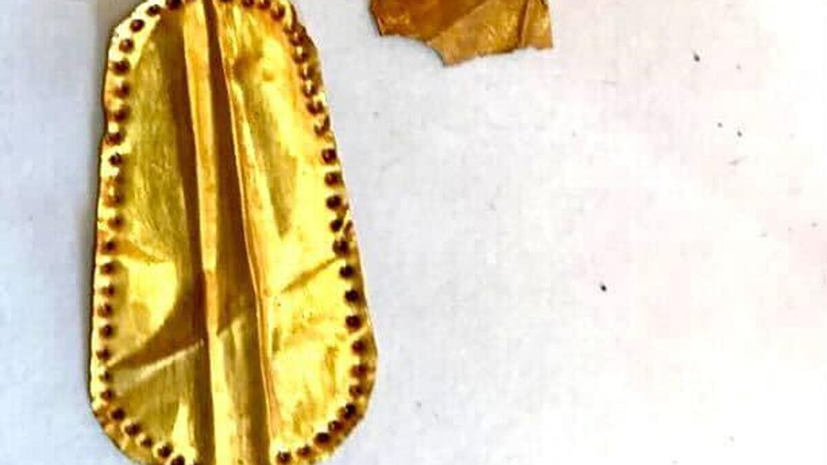 2021'in başında, Mısır'da 2.000 yıllık bir bölgede kazı yapan araştırmacılar, esneyen ağzında dil şeklinde parlak bir süs bulunan bir kafatası ortaya çıkardı.<br><br>