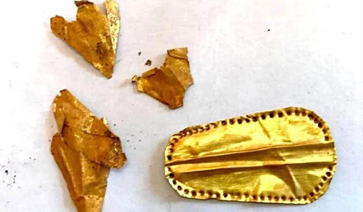 Keşiflerin yapıldığı sırada Mısır Turizm ve Eski Eserler Bakanlığı, altının oraya uzun zaman önce mumyalayıcılar tarafından ölülerin öbür dünyaya gidebilmelerini sağlamak için yerleştirildiğinden şüpheleniyordu.<br><br>