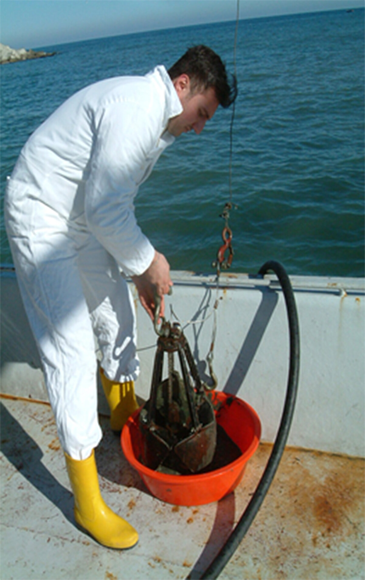 DOĞU KARADENİZ KIYILARINDA METAL YÜKÜ DAHA FAZLA<br><br>Araştırma sonuçlarında Doğu Karadeniz kıyılarındaki ağır metal yükünün, Orta ve Batı Karadeniz'e göre daha fazla olduğu belirtildi. Bölgeler dağılımında ise Zonguldak ile Samsun arasında nikel ve kobalt, Ordu çevresinde arsenik ve bakır, Artvin ile Rize arasında yüksek oranda bakır, kurşun, çinko ve arsenik; Hopa kıyısının da alüminyum, kurşun ve bakır yüklü olduğu ortaya çıktı. 