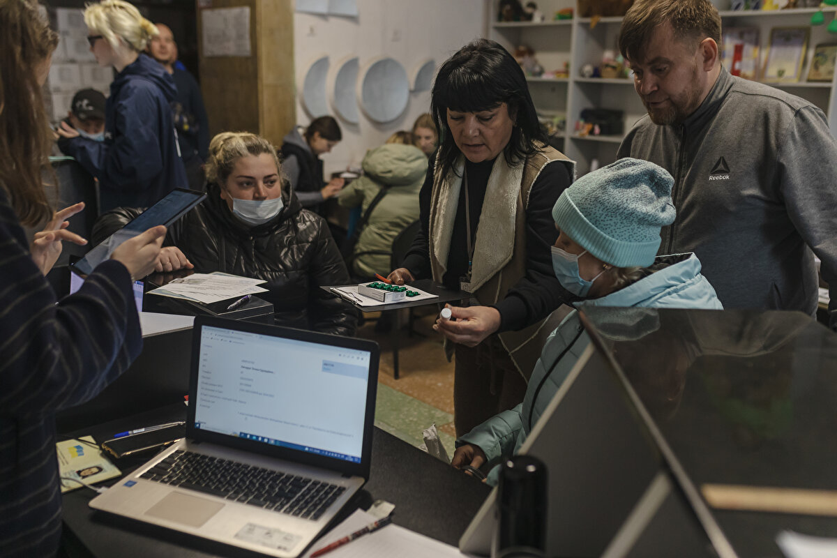 Söz konusu plana yaşlılar, engelleri nedeniyle çalışamayanlar ve hamileler dahil edilmeyecek. Polonya Sosyal Sigorta Kurumu, bir Ukrayna vatandaşının ülkeye her giriş ve çıkış tarihinde bilgilendirilecek ve Polonya'dan ayrılan kişilere yardım ödemeleri askıya alınabilecek.<br><br>