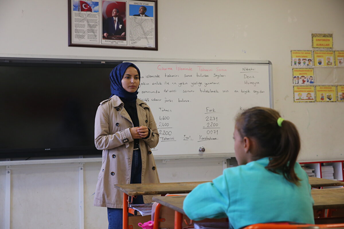 4C sınıfında okuyan Nisa Çekirge ise Ayşenur öğretmeni göremediği için üzgün olduğunu vurgulayarak, "Onu göremeyince ağlamıştım. Yeni öğretmenimiz geldi ama Ayşenur öğretmeni çok özlüyorum." diye konuştu.<br>