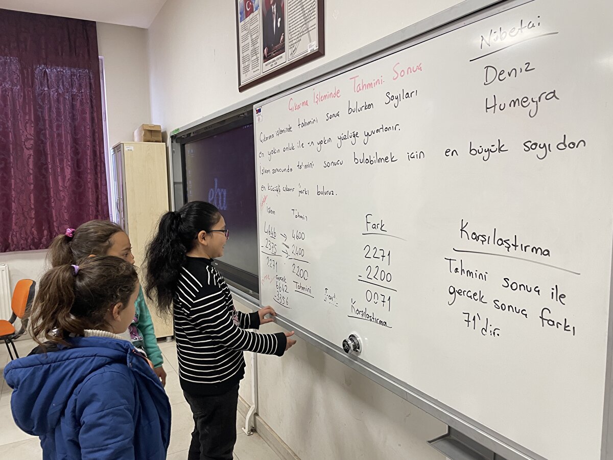 Ayşenur öğretmenin, saldırıdan kısa süre önce tahtaya "Çıkarma işleminde tahmini sonuç" başlığıyla "Çıkarma işleminde tahmini sonuç bulurken sayılar en yakın onluk ile en yakın yüzlüğe yuvarlanır. İşlem sonucunda tahmini sonucu bulmak için en büyük sayıdan en küçük sayıyı çıkarır, farkı buluruz." notunu ve örnek işlemler yazdığı görüldü.<br>