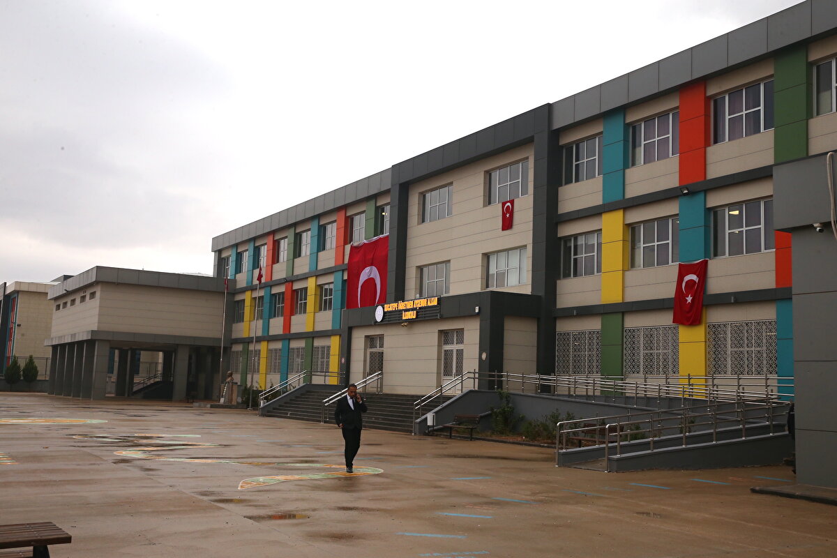 YPG/PKK'lı teröristlerin Gaziantep'in Karkamış ilçesine yönelik roketli ve havanlı saldırısında hayatını kaybeden öğretmen Ayşenur Alkan'ın sınıfında 9 günlük aranın ardından ders başı yapan öğrencileri büyük hüzün yaşadı.<br>