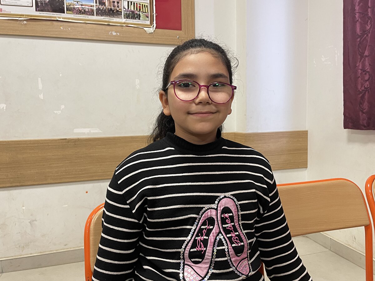 Öğrenciler, Ayşenur Alkan`ın yerine atanan yeni öğretmenleri Zeliha Ağaoğlu ile tanışmak ve ilk derslerini işlemek için sabah sınıfa girdi.<br>