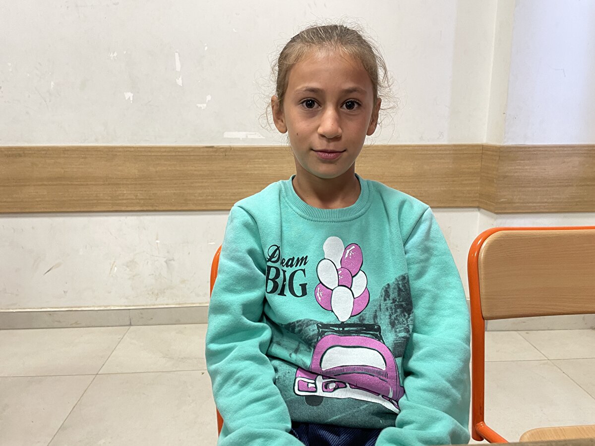 Üzüntüsünü dile getiren öğrencilerden Fatma Hali de "Okula geldiğimde Ayşenur öğretmeni göremedim. Yeni öğretmen geldi, eğitime onunla devam edeceğiz. Ama yine de çok üzülüyorum. Çünkü Ayşenur öğretmen çok iyi bir öğretmendi, onu çok seviyorduk." dedi.<br><br>Öğrenci Şam Meşan, "Okulda Ayşe hocayı görmediğim için üzüldük. O bize her gün oyun oynatıyordu. Onu çok seviyorduk. Önceden ona her gün mektup verirdim. Yeni öğretmen için de sevindik ama yine de Ayşe öğretmen için üzgünüz." diye konuştu.<br>