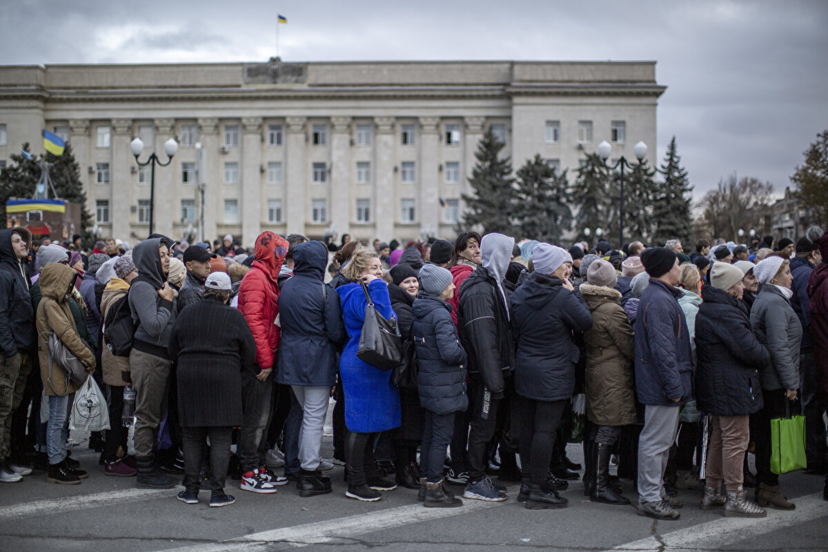 Ukraynalıların ABD’nin tedarik ettiği HIMARS roketleri sayesinde Rusya’ya karşı top atışlarını devam ettirdiğini aktaran yetkili, Rusya’nın mühimmat eksikliği yaşadığını, top mühimmatının azalması ile paralel olarak Rusya’nın atışlarının yavaşladığını, çatışmaların azaldığını belirtti.<br><br>