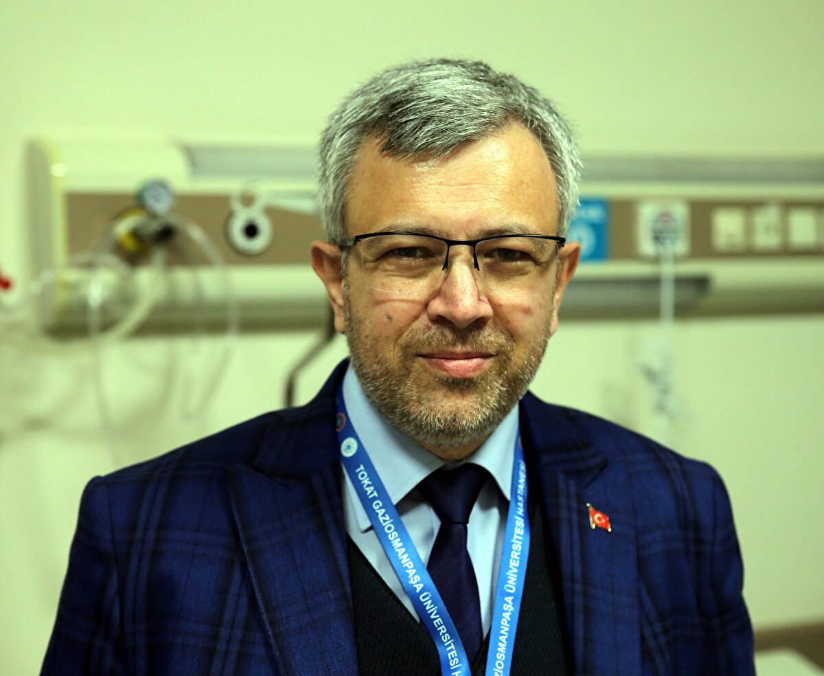 TOGÜ Tıp Fakültesi Genel Cerrahi ABD öğretim üyesi Prof. Dr. Namık Özkan, kitlenin aşrı büyümesi ve diğer organları olumsuz etkilemeye başlaması nedeni ile hastayı ameliyata aldı. Yaklaşık 3 saat süren operasyonda Çeçen'in karın bölgesinden 4 parça halinde 13 kilogram ağırlığında kitle çıkartıldı.<br><br>