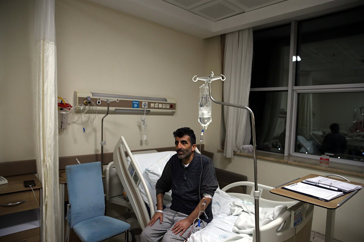 Sağlığına kavuşan Çeçen, yaklaşık 2 yıldır karnında büyüyen kitleden kurtularak rahatladığını söyledi. Çeçen, kilo aldığını sandığını düşünürken karnında şişkinliğin rahatsız etmesi sonucu hastaneye başvurduğunu belirterek, "Yapılan muayene ve tetkiklerde karnımda kitle olduğu tespit edildi. Başarılı bir operasyonla kitle alındı. Şu anda sağlığım iyi bir sıkıntı yok. Karın bölgemden tahminimizden daha büyük bir kitle çıktı. Bir anda kilomuzdan kurtulduk, zayıflamış olduk" dedi.<br><br>