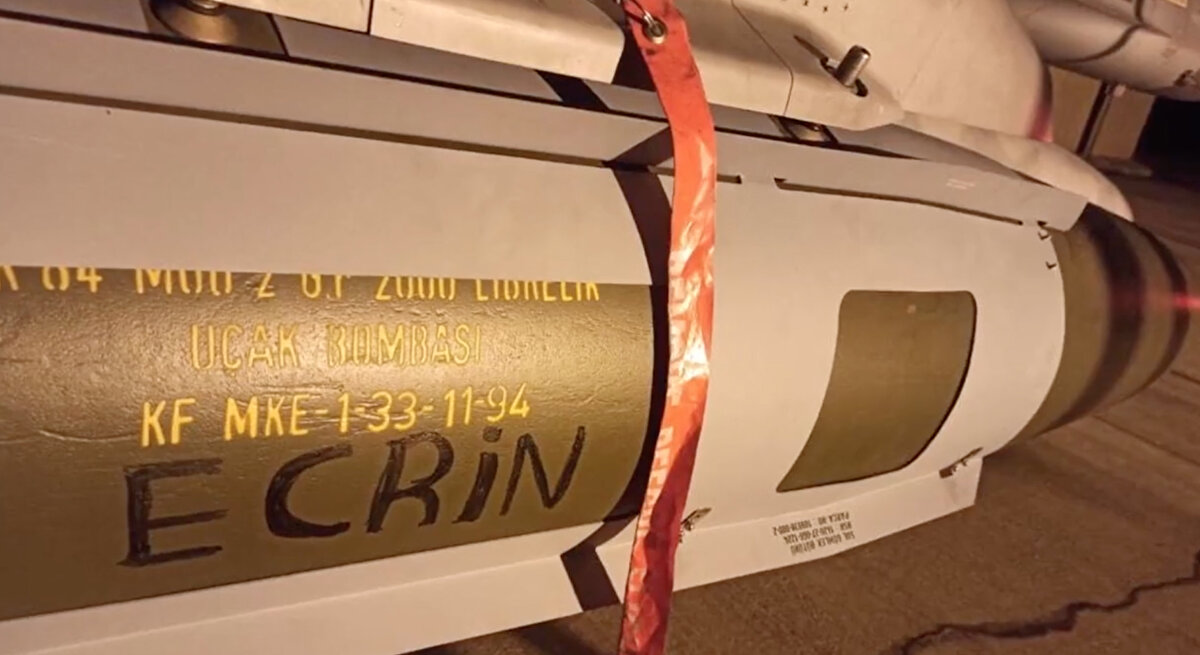 Birleşmiş Milletler (BM) Suriye özel temsilcisi Geir Pedersen ise, Güvenlik Konseyi'ndeki konuşmasında Suriye'deki askeri gerilimin tırmanmasının 'tehlikeli' olduğunu söyledi, Türkiye'den tansiyonu acil şekilde düşürmesini talep etti.<br><br>