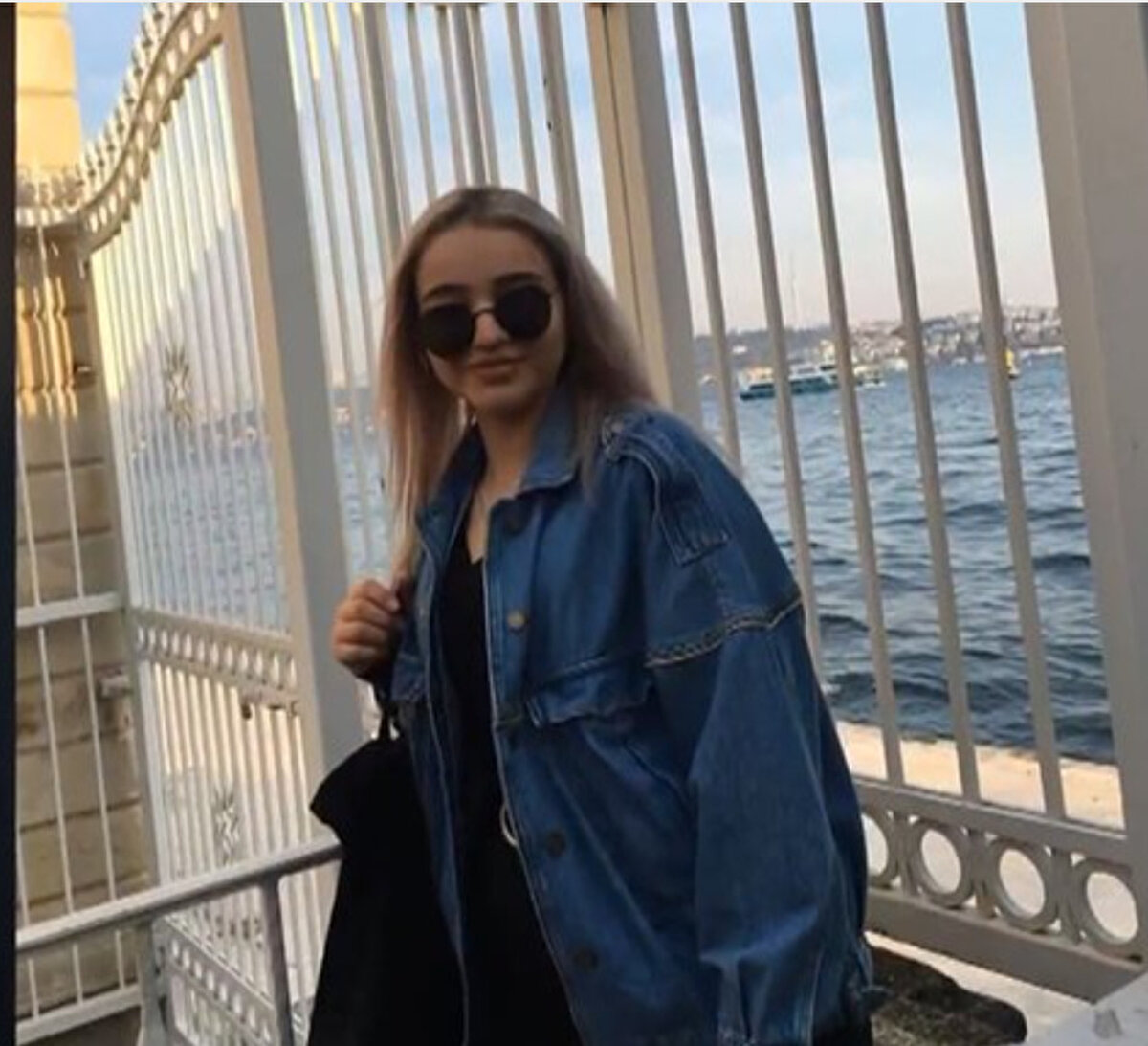 Sürekli önlük taşıyordu. Çantasından steteskopunu hiç çıkarmıyordu. Beni görüntülü arayarak dönem birincisi olduğuna dair plaket gösterdi. Merak edip başarı listelerine bakanlar ismini göremedi.<br><br>Başka bahsettiği isimlerin de başarı listerinde olmadığı görüldü. Arkadaşlarının konuyu yurt yönetimine bildirmesinin üzerine yurttaki belgelerine bakıldı. Hepsi shoptu.<br><br>