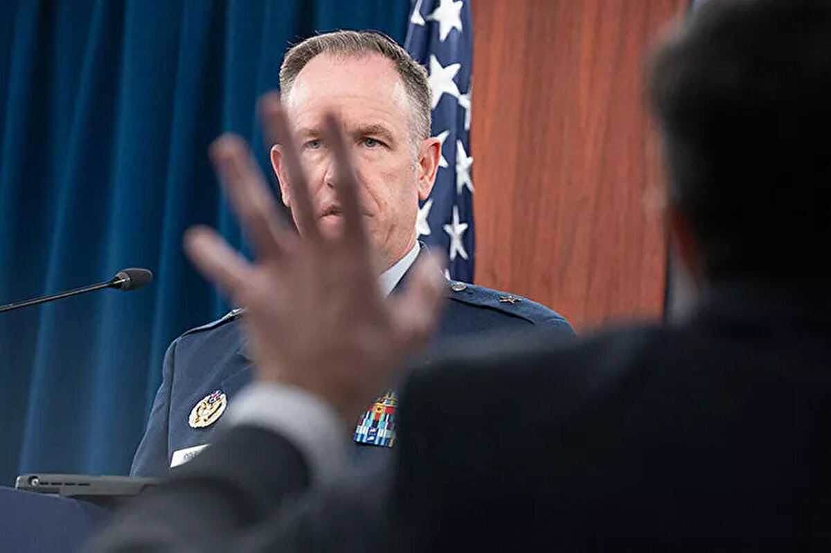 Washington ise beklendiği gibi 'derin' bir endişeye sahip. Bir diğer terör örgütü DEAŞ'a karşı savaşmak bahanesiyle YPG'li teröristlere yıllardır eğitim ve silah veren ABD, Türkiye'ye bir kez daha itidal çağrısı yaptı.<br><br>Amerikan Savunma Bakanlığı Pentagon, muhtemel bir kara operasyonunun DEAŞ'a karşı savaşta elde edilen kazanımları 'ciddi bir şekilde' tehlikeye atacağını savundu. Pentagon Basın Sözcüsü Tuğgeneral Patrick Ryder, basın toplantısında skandal bir şekilde 'operasyon' ya da 'hârekat' yerine 'istila' ya da 'saldırı' anlamına gelen 'invasion' kelimesini kullandı: