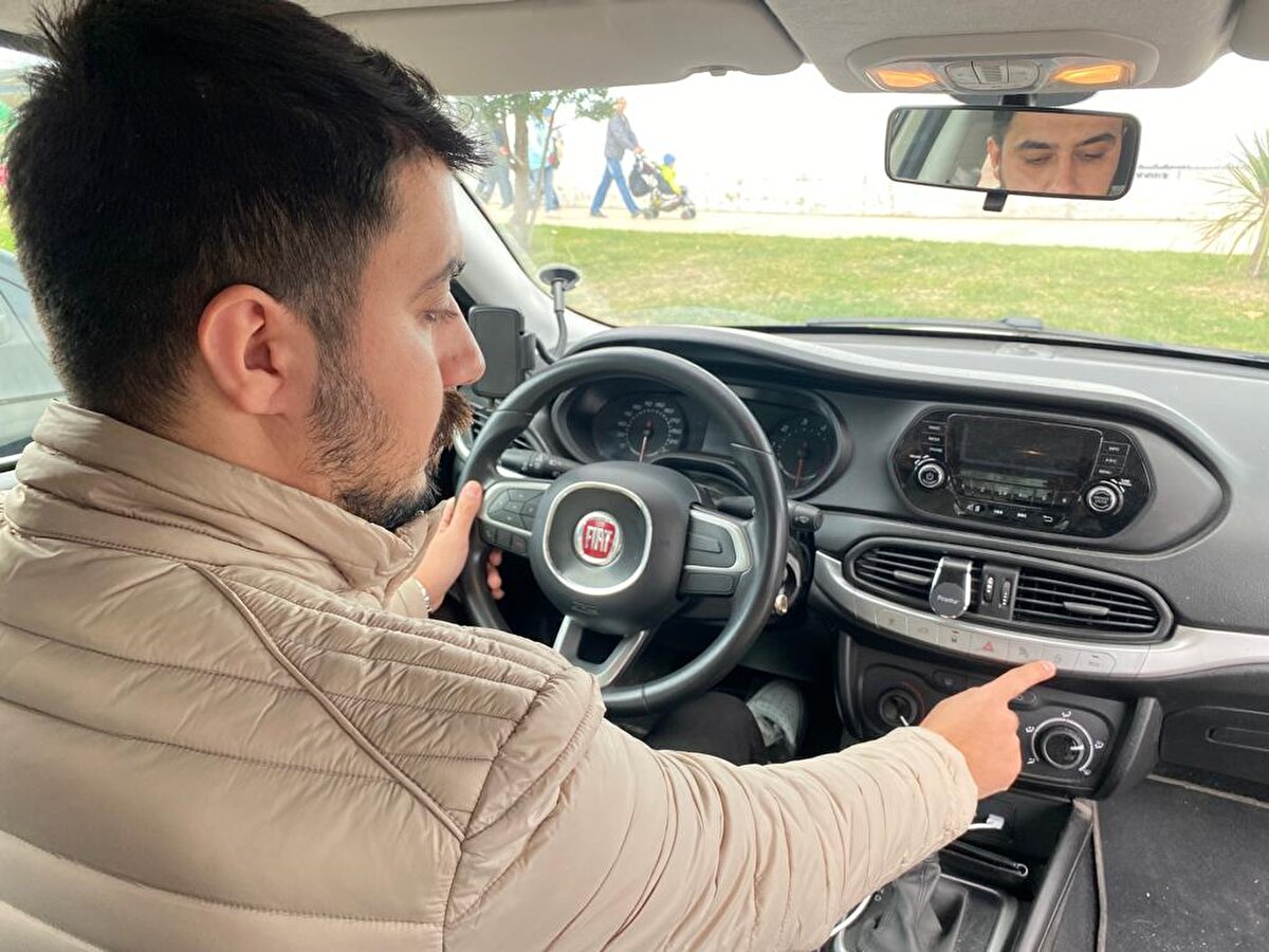 Mahkemeden gelecek kararı bekleyen Sezgin, "Kiralık bir araç kullanıyordum. Otomobilin fabrika çıkışlı kendi özelliği olarak start-stop bulunuyordu. 4'lü kavşakta bekleme yaptığım esnada start-stop devreye girdi ve araç stop etti. Sonrasında trafikte yolculuğuma devam ettim. Yaklaşık 2 gün sonra posta yoluyla evime trafik cezası geldi. Ceza tutanağında, 'Trafikte aracın motoru durdurmak' ibaresi bulunuyordu. Arkadaşlarıma attım cezayı, böyle bir ceza var mı dedim. Arkadaşlarım güldüler, hepsi çok şaşırdı. Emniyete gidip cezayı sordum, polisler de bana güldüler. Adliyeye gidip cezaya itiraz etmek istedim. Memur arkadaşların da gülmesine sebep oldum. Cezayı yediğim günden beridir bu duruma gülüyoruz diyebilirim. 196 TL bir ceza ödedim, eğer karar lehime olursa parayı bana iade edecekler. Bu cezayı Türkiye'de yiyen belki ilk insan ben oldum" dedi.<br><br>