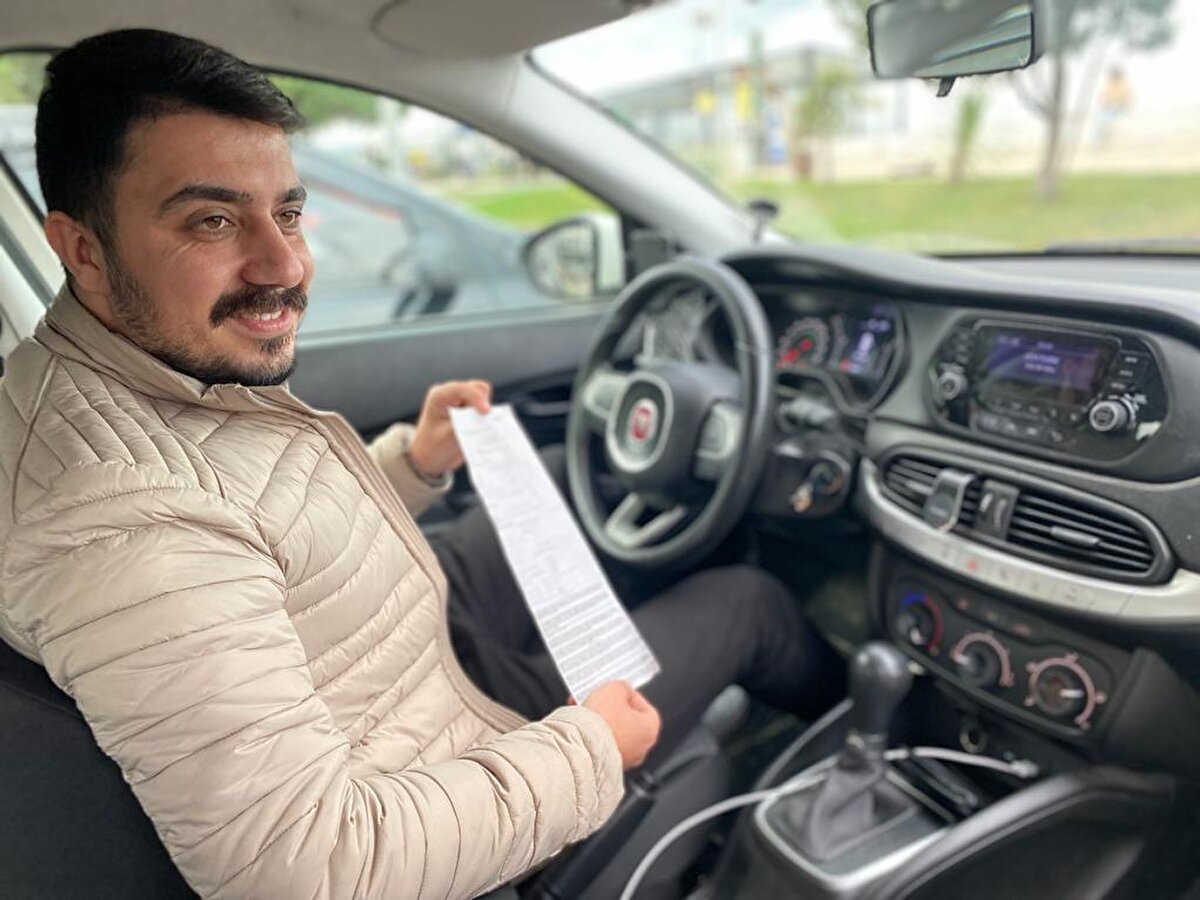 Samsun'da 'start-stop' özelliği bulunan otomobili kırmızı ışıkta beklerken stop eden Ersel Sezgin'e (30) fahri trafik müfettişi tarafından kavşakta aracını durdurduğu gerekçesiyle 196 lira ceza kesildi. Sezgin, ödemesini yaptığı cezanın iptali için Samsun 1'nci Sulh Ceza Hakimliği'ne başvurdu.