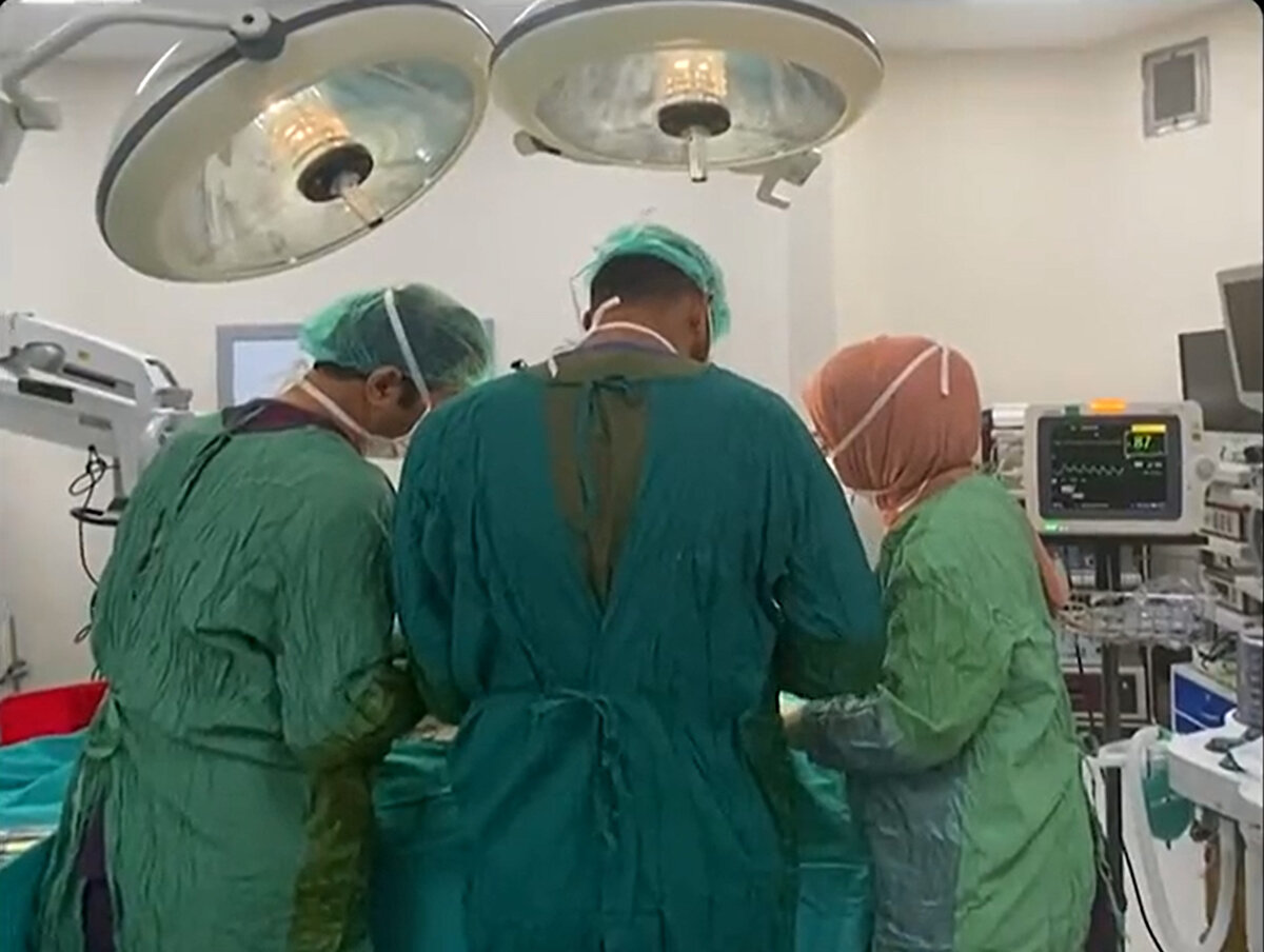 Van'ın İpekyolu ilçesinde yaşayan 15 yaşındaki kız çocuğu, karnındaki şişkinlik, halsizlik ve bulantı nedeniyle ailesi tarafından kentteki Lokman Hekim Hastanesi'ne götürüldü.Burada yapılan tetkiklerde karnında kitle tespit edilen kız çocuğu, ailesinin de onayıyla ameliyata alındı.<br><br>