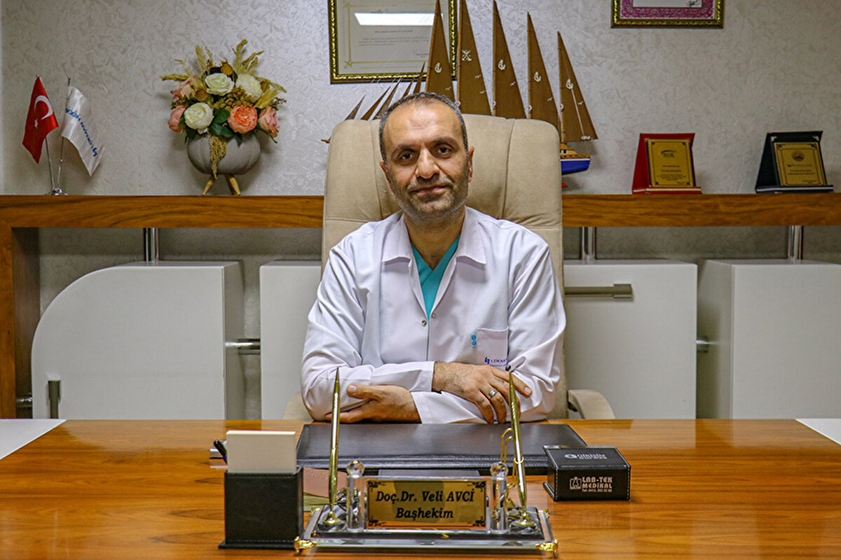 Hastanın yapılan tetkiklerinde karnında uzunluğu 30, genişliği ise 25 santimetre olan kitle tespit ettiklerini belirten Avcı, şu bilgileri verdi:<br><br>"Aile şikayetin son bir haftada olduğunu bize iletti. Sonuçlarda da büyük bir kitle olduğunu gördük. Gerekli hazırlıkları yaparak hastayı ameliyata aldık, yaklaşık iki saat sürdü. Başarılı bir şekilde çıkardığımız kitleyi incelenmek üzere patolojiye gönderdik. Çıkacak sonuçlara göre tedavi yöntemine karar vereceğiz. Hastanın durumu şu an iyi."<br><br>Avcı, çocuk yaştaki hastalarda bu tür vakalara ender rastlandığına işaret ederek, "Bu kist çocuk yaş grubunda oldukça nadir görülür. 12 yıllık çocuk cerrahıyım. Bu vakadan çok az gördüm. 7,5 kilogramlık kitlenin içinde kıl, kemik, yağ hücresi ve sıvı vardı." dedi.<br><br>