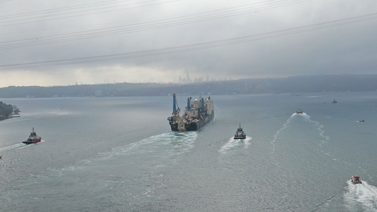 Dev gemi Yunanistan'ın Rodos Adası'na gitmek için Marmara Denizi'ne açılacak.