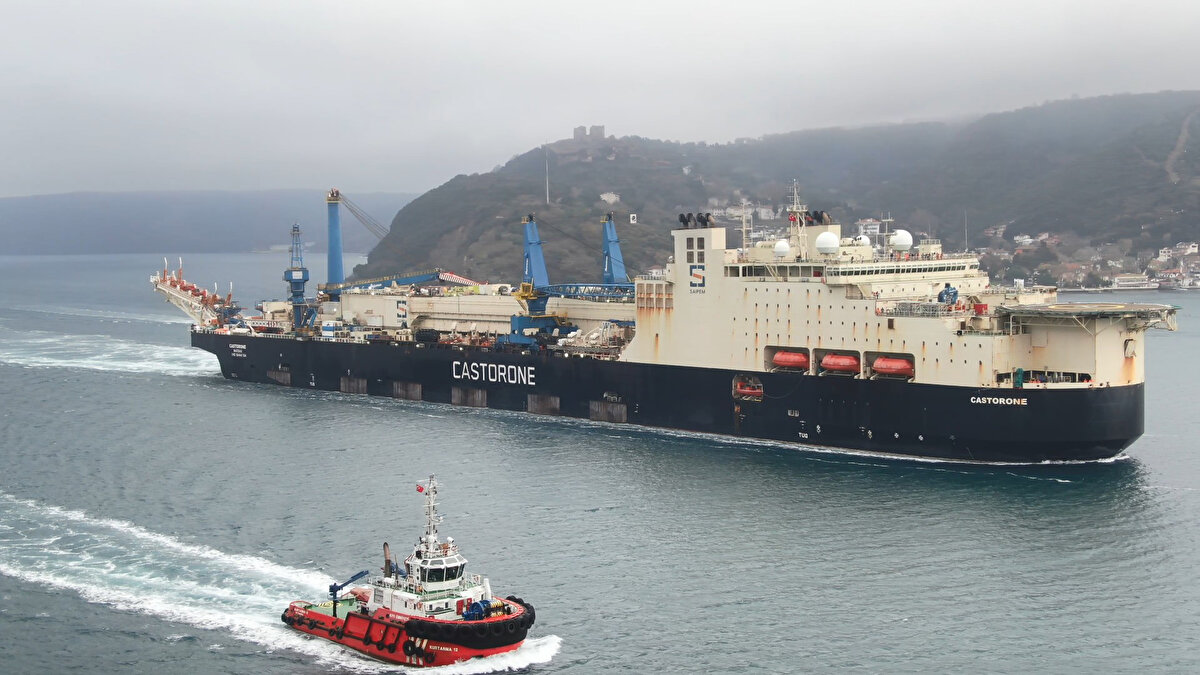 Karadeniz'de doğalgaz bulunan sahada boru serim işlemlerini tamamlayan dev gemi bugün saat 13.30 sıralarından Karadeniz'den İstanbul Boğazı'na girdi.<br>