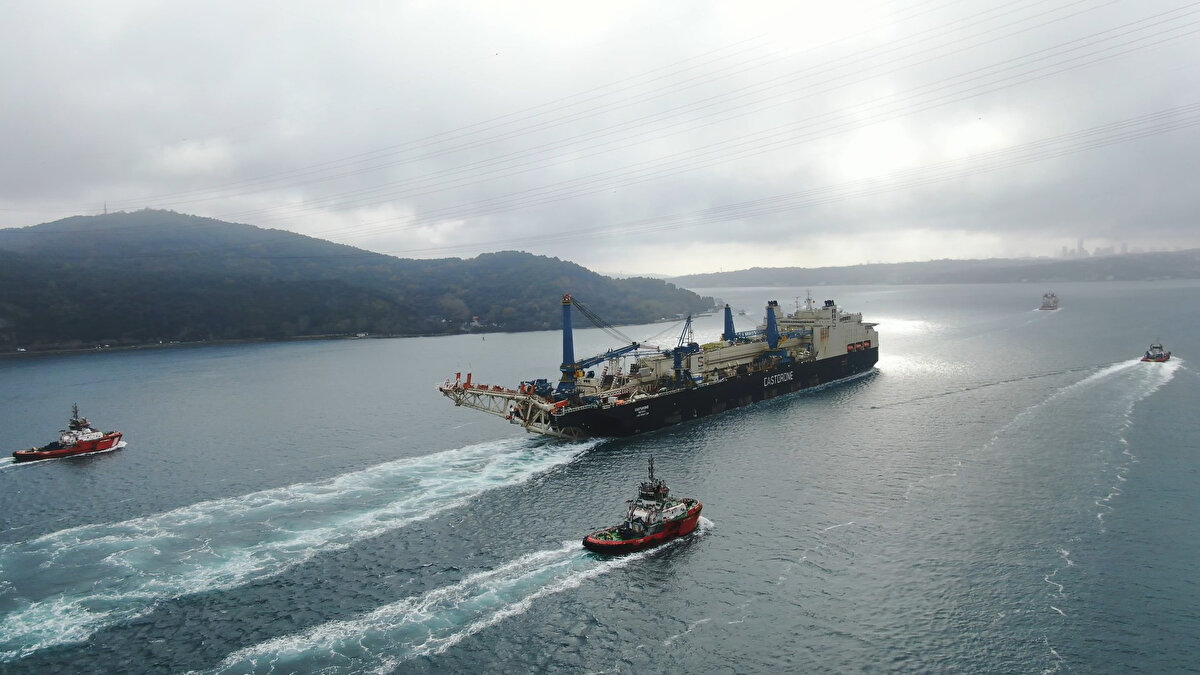 Bahama Adaları Bayraklı 325 metre uzunluğunda 39 metre genişliğindeki 'Catorone' isimli derin sularda boru serim işlemi yapan gemi, 6 ay önce İstanbul Boğazı'nda geçerek Karadeniz'e açılmıştı.