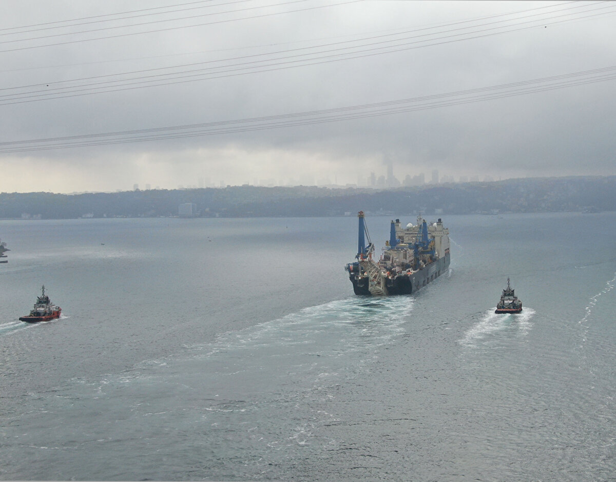 Geminin geçişine, Ulaştırma ve Altyapı Bakanlığı Kıyı Emniyeti Genel Müdürlüğü'ne bağlı İstanbul Gemi Trafik Hizmetleri Merkezi koordinasyonunda, 5 kılavuz kaptan, Nene Hatun Acil Durum Müdahale gemisi, Kurtarma-7, Kurtarma-9, Kurtarma-12 römorkörleri ile Kıyı Emniyeti-5 ve Kıyı Emniyeti-8 isimli hızlı tahlisiye botları eşlik ediyor.