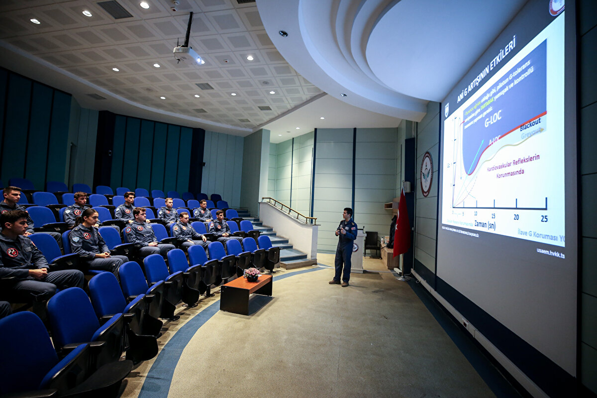 USEAM Başkanlığının hem Türkiye'deki tüm askeri ve sivil uçuculara, aynı zamanda dost ve müttefik ülke uçucularına uçuş fizyolojisi eğitimleri verdiğini anlatan Ata,  "Burada temelde 5 eğitim cihazımız var. Bunlardan birincisi alçak basınç odası. Burada irtifa çemberinde hipoks eğitimlerini veriyoruz. İkinci cihazımız insan santrifüjü eğitimi ya da G-Lab olarak isimlendiriliyor. Burada jet pilotlarına akselerasyonun (kalp atışlarında beklenen artışlar) etkilerini anlatıyoruz ve bunun etkilerini emniyet yer koşullarında gösteriyoruz. Üçüncü cihazımız atlama sandalyesi eğitim cihazımız'' diye konuştu. <br><br>