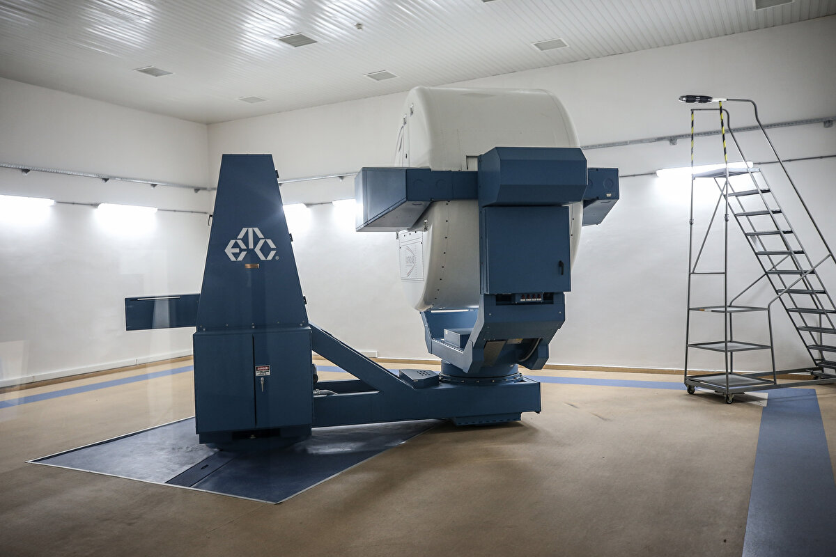 Yarbay Nazım Ata, "Yakın dönemde Sağlık Bilimleri Üniversitesi Hava ve Uzay Hekimliği Ana Bilim Dalı sorumluluğunda yürütülen sağlık muayenelerini geçen, Türkiye'nin ilk uzay yolcusu adayları, misafir ettik. Adaylara öncelikle akademik eğitim verildi. Akademik eğitimin ardından alçak basınç odasında 25 bin fite eş değer irtifada hipoksi eğitimleri verildi ayrıca insan santrifüjü eğitim laboratuvarında da (G-Lab) akselerasyonun etkilerini deneyimlediler. Bu eğitimlerin ardından daha ayrıntılı eğitimler de verilecek. Biz bu eğitimleri vermekten mutluluk duyarız" ifadelerini kullandı.<br><br>