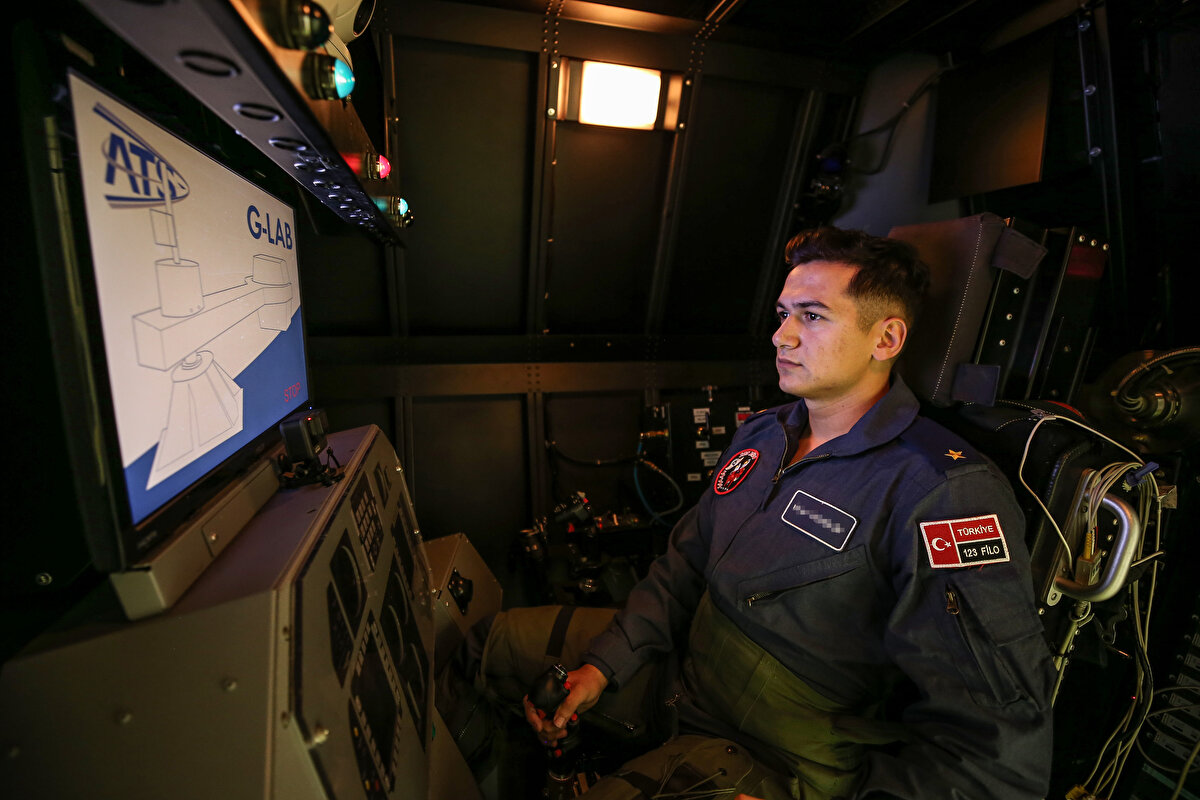 Başvuranlar arasından Uluslararası Uzay İstasyonu'na gitmek için gerekli şartları taşıyanlar belirlendi.<br><br>"Türkiye'nin ilk uzay yolcusu" olmak için seçilen adaylar, Türk Silahlı Kuvvetlerinin Eskişehir'deki Hava Kuvvetleri Komutanlığı USAEM Başkanlığında insan faktörü nedeniyle oluşan uçak kazalarının en aza indirilmesi için pilotlara uyguladığı bazı özel eğitimlerden geçirildi.<br><br>